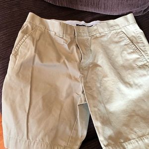 Men’s shorts, cargo green.